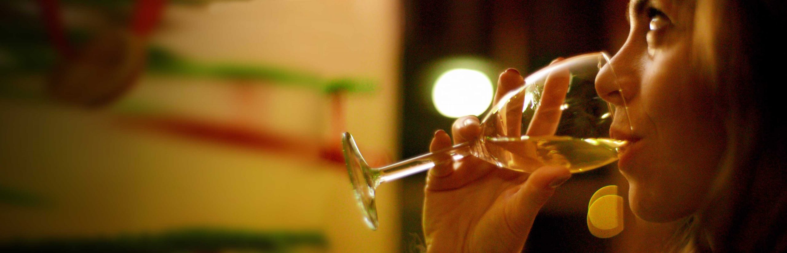 Avondje flink aan de kerstborrel: wat doet alcohol met je brein?